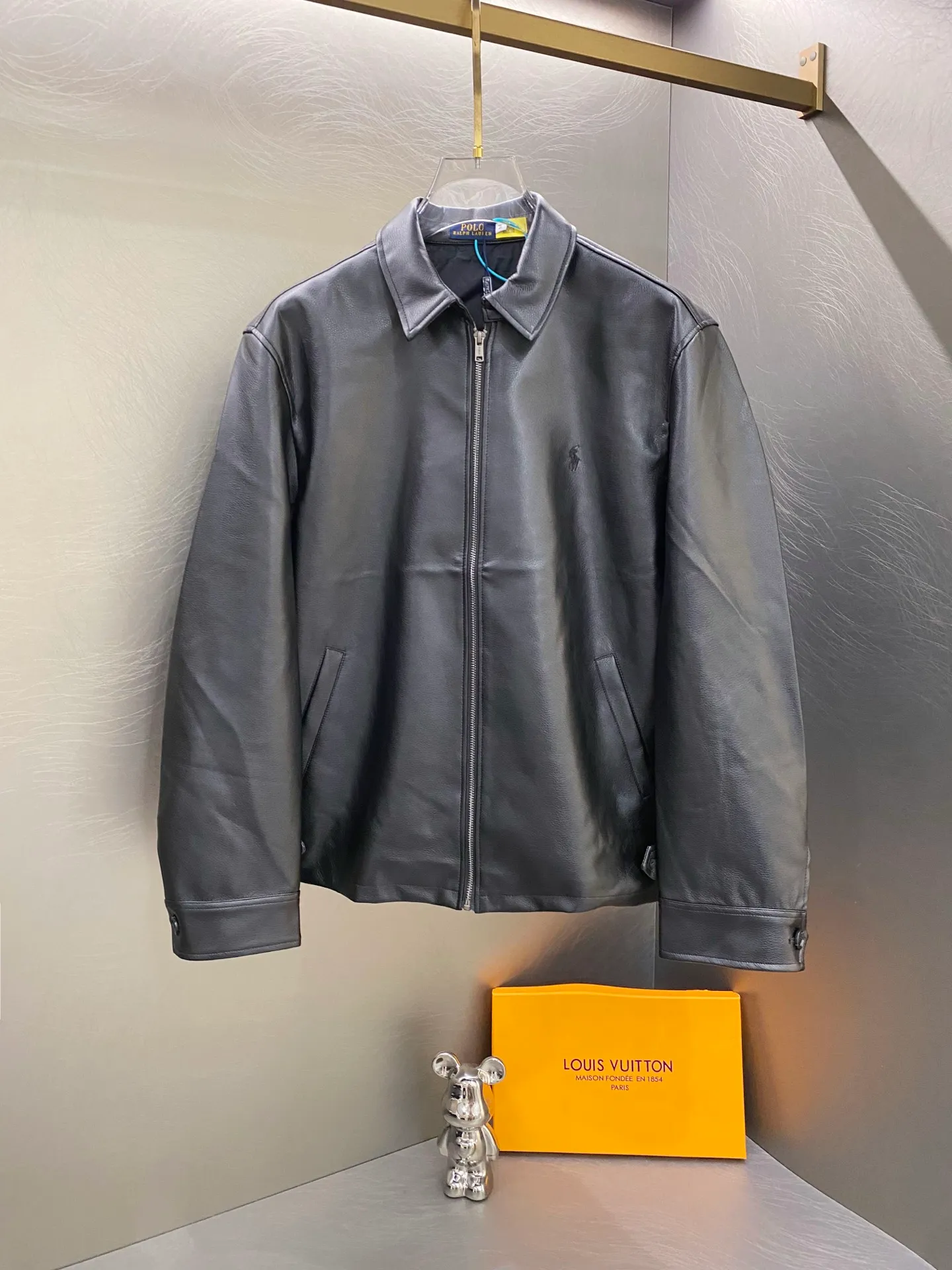 P430 Polo Ralph Lauren zipper solid color lapel long-sleeved leather single jacket men's black simple quality style, the fabric is simulated pebbled leather, the version is customized from the original version, the three-dimensional tailoring is not too loose! ! Custom molded zippers! ! The brand's meticulous three-dimensional equestrian embroidery on the chest is super delicate! ! Customized collar label, QR code can be scanned! ! Three pieces of leather are spliced ​​on the back body, and there are custom buttons on the hem to adjust the tightness! A must-have for stylish men Color: Black Size: S-XL (four sizes available) S M L XL Bust: 118 122 126 130 Shoulder width: 49.6 50.8 52 53 Length: 68 70 72 74 Sleeve length: 62 63 64 65